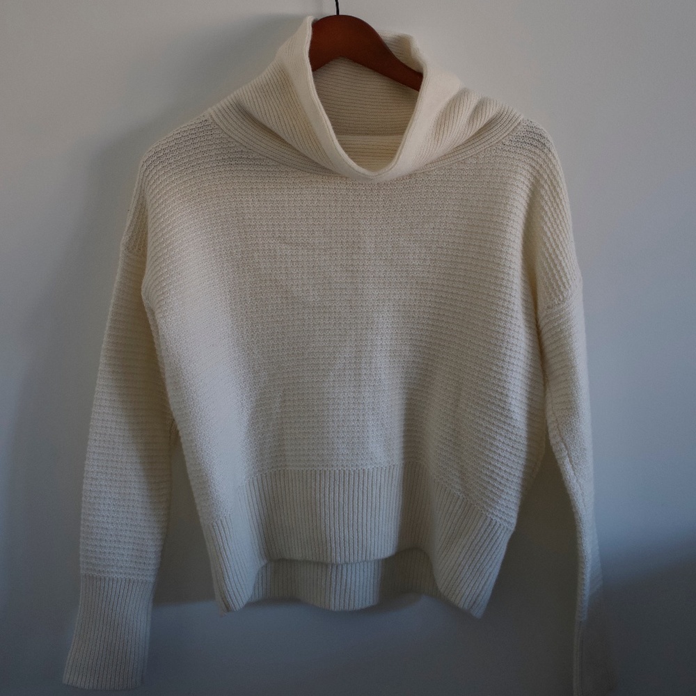 Banana Republic White Cowl Neck Sweater. Size S.